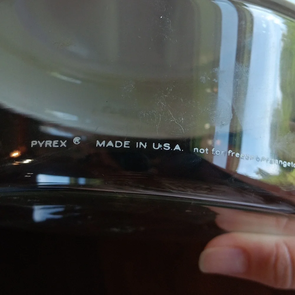 Pyrex Food Storage Container with Decorative Design - Picture 2 of 2